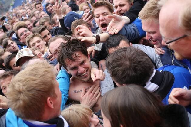 Torschuetze zum 2:2 Ausgleich Pascal Testroet (DSC Arminia Bielefeld 10) laesst sich von den Fans feiern Arminia Bielefeld vs SSV Jahn Regensburg, Fussball, 3. Liga, 16.05.2015, Copyright: Schülerx xEibner-Pressefoto EP_jse