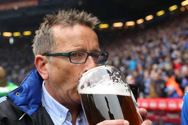 Norbert Meier (DSC Arminia Bielefeld) nimmt einen Schluck Bier nach dem Aufstieg zu sich Arminia Bielefeld vs SSV Jahn Regensburg, Fussball, 3. Liga, 16.05.2015, Copyright: Schülerx xEibner-Pressefoto EP_jse