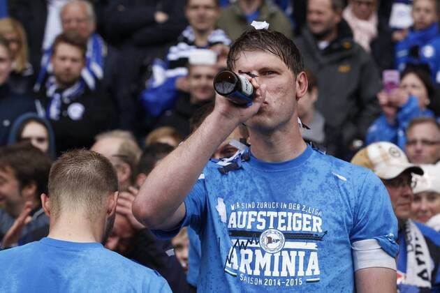 Kapitaen Fabian Klos (DSC Arminia Bielefeld 9) goennt sich nach dem Aufstieg einen Schluck Bier Arminia Bielefeld vs SSV Jahn Regensburg, Fussball, 3. Liga, 16.05.2015, Copyright: Schülerx xEibner-Pressefoto EP_jse