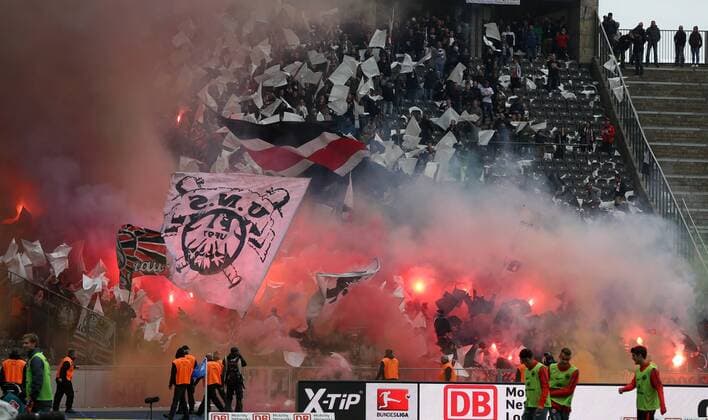 Pyrotechnik Begalos Rauchbomben im Frankfurter Fanblock Fußball Fussball DFL Bundesliga Herren Saison 2014 2015 16.05.2015 Hertha BSC Berlin vs. SG Eintracht Frankfurt