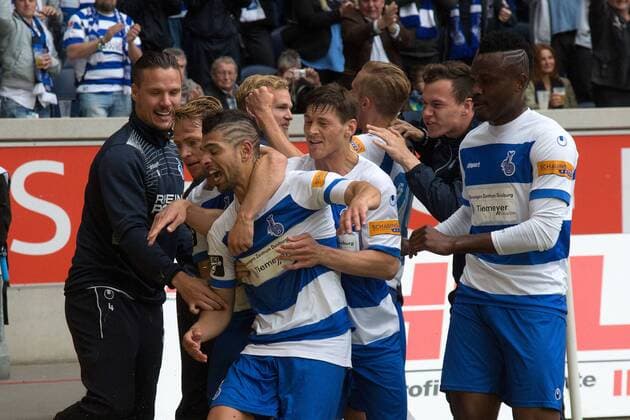16.05.2015, DU Duisburg , MSV Duisburg steigt durch einen 3:1-Sieg gegen Holstein Kiel in die Zweite Liga auf. Mannschaft und Fans feiern den Aufstieg im Stadion friedlich und ausgelassen. Torjubel nach dem 1:1 durch Enis Hajri