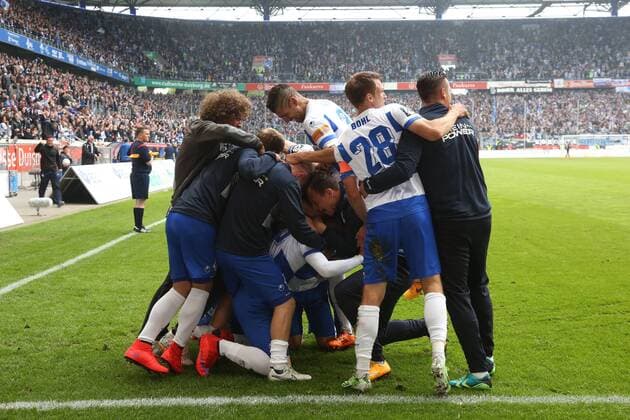 16.05.2015, DU Duisburg , MSV Duisburg steigt durch einen 3:1-Sieg gegen Holstein Kiel in die Zweite Liga auf. Mannschaft und Fans feiern den Aufstieg im Stadion friedlich und ausgelassen. Torjubel nach dem 2:1 durch Michael Gardawski