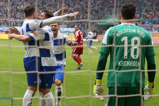16.05.2015, DU Duisburg , MSV Duisburg steigt durch einen 3:1-Sieg gegen Holstein Kiel in die Zweite Liga auf. Mannschaft und Fans feiern den Aufstieg im Stadion friedlich und ausgelassen. Torjubel nach dem 3:1 durch Michael Gardawski