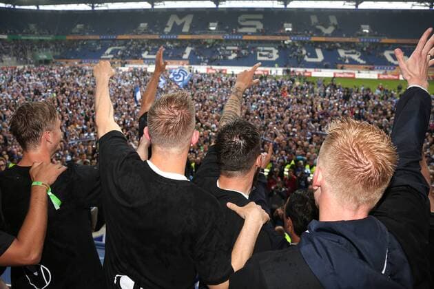 16.05.2015, DU Duisburg , MSV Duisburg steigt durch einen 3:1-Sieg gegen Holstein Kiel in die Zweite Liga auf. Mannschaft und Fans feiern den Aufstieg im Stadion friedlich und ausgelassen. Spieler feiern auf der Tribüne, unten die Fans
