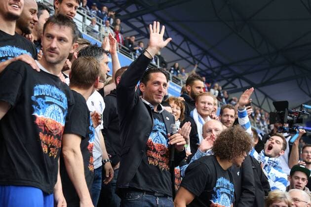 16.05.2015, DU Duisburg , MSV Duisburg steigt durch einen 3:1-Sieg gegen Holstein Kiel in die Zweite Liga auf. Mannschaft und Fans feiern den Aufstieg im Stadion friedlich und ausgelassen. Spieler und Verantwortliche feiern auf der Tribüne