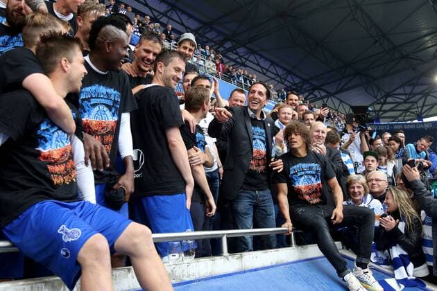 16.05.2015, DU Duisburg , MSV Duisburg steigt durch einen 3:1-Sieg gegen Holstein Kiel in die Zweite Liga auf. Mannschaft und Fans feiern den Aufstieg im Stadion friedlich und ausgelassen. Spieler und Verantwortliche feiern auf der Tribüne