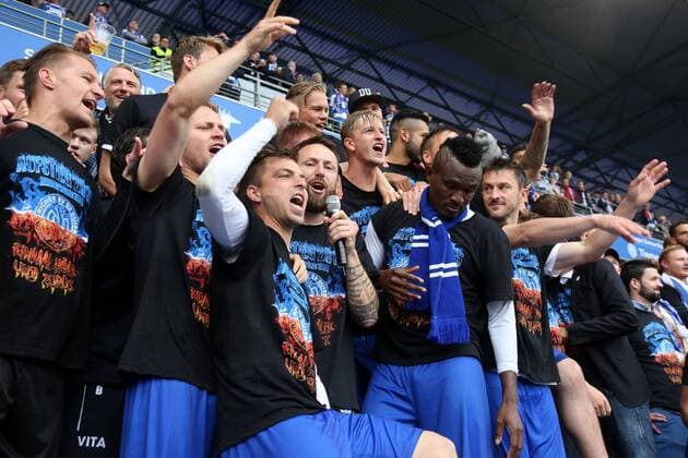 16.05.2015, DU Duisburg , MSV Duisburg steigt durch einen 3:1-Sieg gegen Holstein Kiel in die Zweite Liga auf. Mannschaft und Fans feiern den Aufstieg im Stadion friedlich und ausgelassen. Spieler und Verantwortliche feiern auf der Tribüne