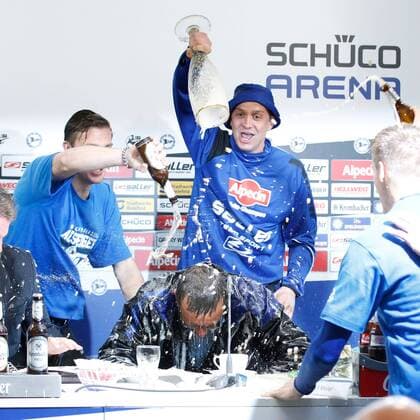 Norbert Meier (DSC Arminia Bielefeld) bekommt waehrend er PK eine Bierdusche von Tom Schuetz (DSC Arminia Bielefeld 6), Julian Boerner (DSC Arminia Bielefeld 13) und Christian Mueller (DSC Arminia Bielefeld 37) Arminia Bielefeld vs SSV Jahn Regensburg, Fussball, 3. Liga, 16.05.2015, Copyright: Schülerx xEibner-Pressefoto EP_jse