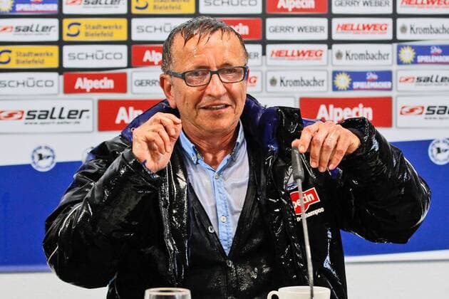 Norbert Meier (DSC Arminia Bielefeld) Bier durchnaesst auf der PK Arminia Bielefeld vs SSV Jahn Regensburg, Fussball, 3. Liga, 16.05.2015, Copyright: Schülerx xEibner-Pressefoto EP_jse