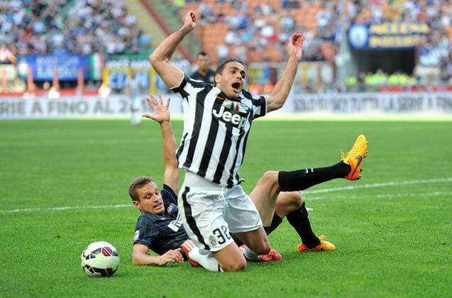 Serie A Inter Mailand - Juventus Turin il fallo di Nemanja Vidic su Alessandro Matri che causera il calcio di rigore per la Juventus xHOCHxZWEIx xItalyxPhotoxPressx 