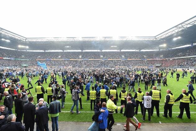 Fußball 3. Liga 37. Spieltag MSV Duisburg - Holstein Kiel am 16.05.2015 in der Schauinsland-Reisen-Arena in Duisburg Fans haben das Spielfeld gestürmt
