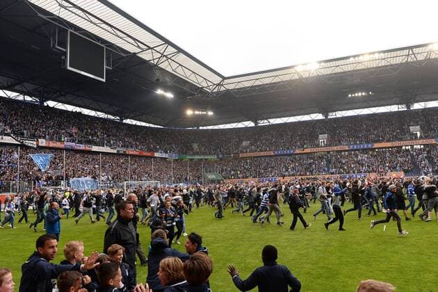 Fußball 3. Liga 33. Spieltag MSV Duisburg - Holstein Kiel am 16.05.2015 in der Schauinsland-Reisen-Arena in Duisburg Die Zuschauer stürmen das Spielfeld
