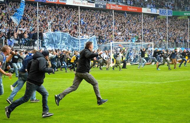 16.05.2015, xmlx, Fussball 3.Liga, MSV Duisburg - Holstein Kiel, v.l. MSV-Fans stürmen den Rasen nach dem Abpfiff.