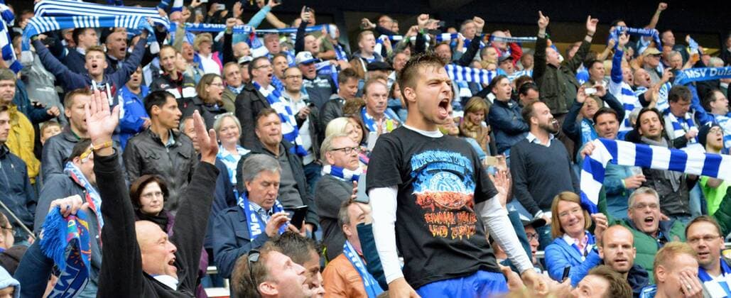 16.05.2015, xmlx, Fussball 3.Liga, MSV Duisburg - Holstein Kiel, v.l. Kevin Wolze (MSV) feiert den Aufstieg.