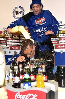 16-05-2015 pmk MX115563 Fussball Herren 3.Liga Saison 2014 2015 Arminia Bielefeld - SSV Jahn Regensburg 2:2 Bierdusche nach Spielende und Aufstieg Pressekonferenz Norbert MEIER -Trainer- Bielefeld 37 Christian MUELLER Bielefeld