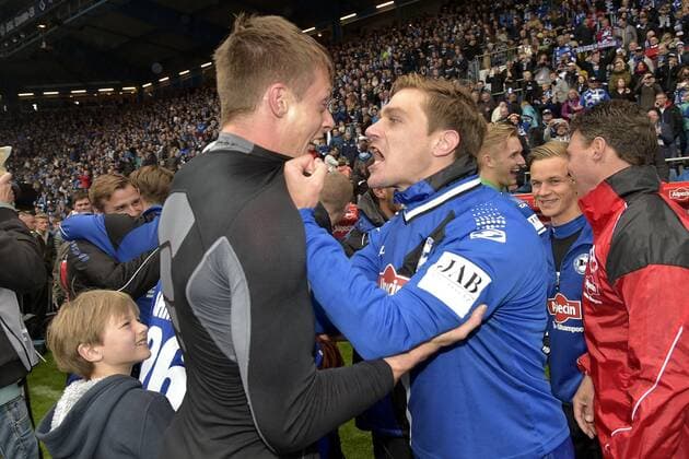 16-05-2015 pmk MX115877 Fussball Herren 3.Liga Saison 2014 2015 Arminia Bielefeld - SSV Jahn Regensburg 2:2 Jubel nach Spielende und Aufstieg 07 Marc LORENZ Bielefeld 06 Tom SCHUETZ Bielefeld