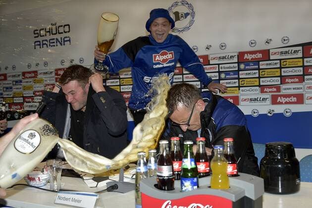 16-05-2015 pmk MX115883 Fussball Herren 3.Liga Saison 2014 2015 Arminia Bielefeld - SSV Jahn Regensburg 2:2 Bierdusche nach Spielende und Aufstieg Pressekonferenz Tim Santen -Pressesprecher- 37 Christian MUELLER Bielefeld Norbert MEIER -Trainer- Bielefeld