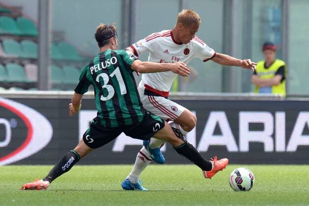 Aktuell Fußball, Italien, Serie A, Sassuolo Calcio - AC Milan IPP20150517 Football - soccer: Serie A, Sassuolo Calcio - AC Mailand, Federico Peluso - Keisuke Honda xHOCHxZWEIx xItalyxPhotoxPressx 