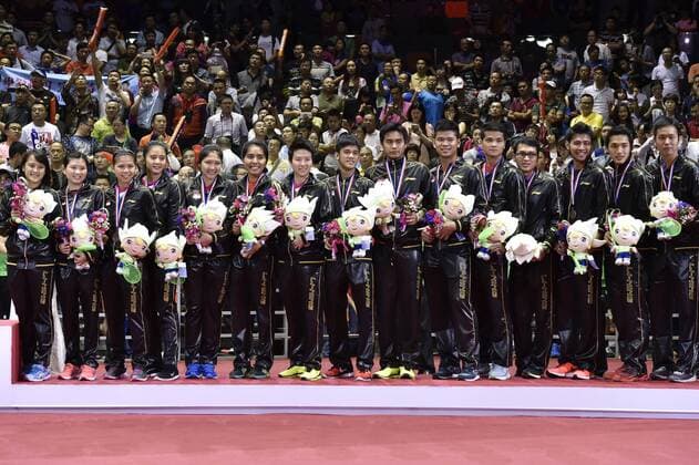 (150517) -- DONGGUAN, May 17, 2015 -- Bronze medallists, Players of Indonisia celebrate during the awarding ceremony after the final of 2015 Sudirman Cup BWF World Mixed Team Championships in Dongguan, south China s Guangdong Province, May 17, 2015. ) (SP)CHINA-DONGGUAN-BADMINTON-2015 SUDIRMAN CUP(CN) LiangxXu 