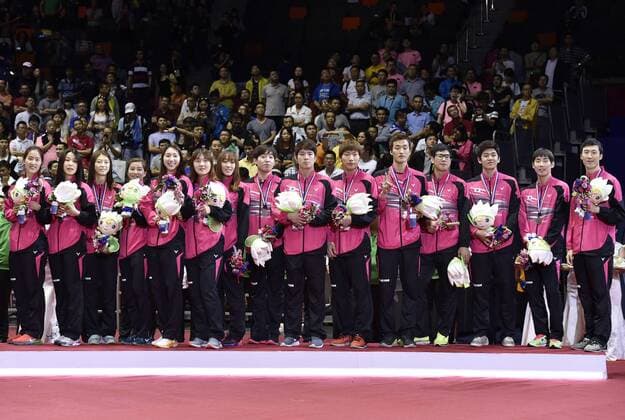 (150517) -- DONGGUAN, May 17, 2015 -- Bronze medallists, Players of South Korea celebrate during the awarding ceremony after the final of 2015 Sudirman Cup BWF World Mixed Team Championships in Dongguan, south China s Guangdong Province, May 17, 2015. ) (SP)CHINA-DONGGUAN-BADMINTON-2015 SUDIRMAN CUP(CN) LiangxXu 