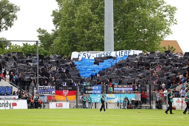Fußball, Stadiongeschichte FSV Frankfurt 17.05.2015, xsvx, Fussball 2.Bundesliga, FSV Frankfurt - Union Berlin, v.l. Fans Fan Ultras FSV Frankfurt Stimmung Schals Fahnen Choreographie