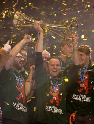 Füchse Berlin Trainer Dagur Sigurdsson mit Pokal Pokalsieger Pokalgewinner Sieger Gewinner Handball Finale EHF Cup Pokal Herren Saison 2014 2015 17.05.2015 Füchse Berlin vs. HSV Handball Hamburger SV