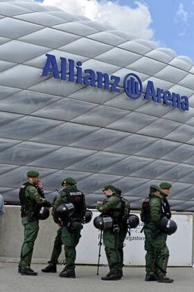 17.05.2015, Fussball 2.Bundesliga 2014 2015, 33.Spieltag, TSV 1860 München - in der Allianz-Arena München, Der Sponsoren-Schriftzug an der Fassade das Arena. Unten stehen Beamten der Bereitschftspolizei. 