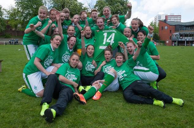 Die Spielerinnen des SV Werder Bremen feiern den Sieg und den Aufstieg in die Allianz Frauen-Bundesliga, Freude, Jubel, Fussball, 2. Frauen-Bundesliga Nord, Holstein Kiel - SV Werder Bremen, xobx