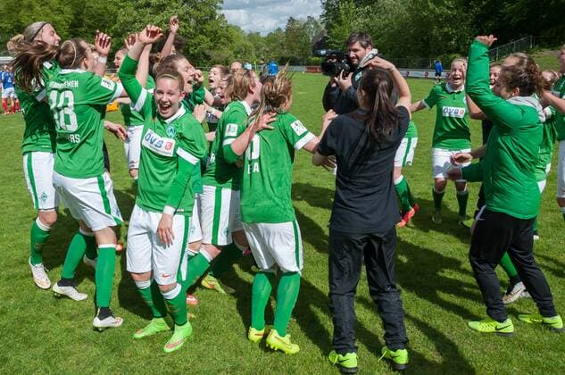 Die Spielerinnen des SV Werder Bremen feiern den Sieg und den Aufstieg in die Allianz Frauen-Bundesliga, Freude, Jubel, Fussball, 2. Frauen-Bundesliga Nord, Holstein Kiel - SV Werder Bremen, xobx