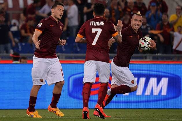 Aktuell Fußball, Italien, Serie A, AS Rom - Udinese Calcio Torjubel Radja Nainggolan Roma Goal celebration, Francesco Totti, Manuel Iturbe Serie A 2014 2015 AS Roma - Udinese Calcio andreaxstaccioli