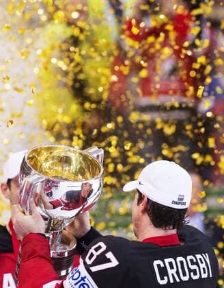 May 17, 2015 - Prag, TJECKIEN - 150517 Kanadas Sidney Crosby jublar med VM-pokalen efter finalmatchen i ishockey-VM mellan Kanada och Ryssland den 17 maj 2015 i Prag..Foto: Joel Marklund BILDBYRÂN kod JM 87014 News - May 17, 2015  - ZUMAb138