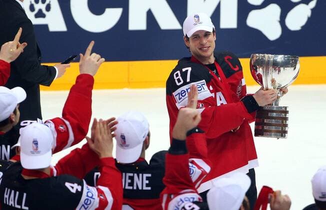 PRAGUE, CZECH REPUBLIC. MAY 17, 2015. Canada s captain Sidney Crosby holds the trophy during the victory ceremony after winning the 2015 IIHF Ice hockey Eishockey World Championship WM Weltmeisterschaft final match against Russia at O2 Arena. The Canadian team won the game 6:1 and claimed the world title. Valery Sharifulin TASS  TS00385B