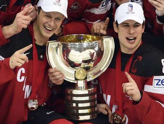 Canadian team captain Sidney Crosby, right) and his teammates pose with the trophy and gold medal after winning the Ice hockey Eishockey World Championship WM Weltmeisterschaft final match Canada vs Russia in Prague, Czech Republic, May 17, 2015. (CTKxPhoto RomanxVondrous) CTKPhotoP201505170728601  vnd 1