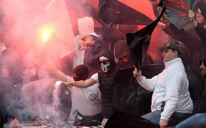 Frankfurter Fans, Randale, Krawalle, Pyrotechik, Pyro, Ausschreitungen, Ultras, Gewalt, Fussball 1. Bundesliga, 33. Spieltag, Hertha BSC Berlin (B) - Eintracht Frankfurt (F) 0:0, am 16.05.2015 in Berlin Deutschland.