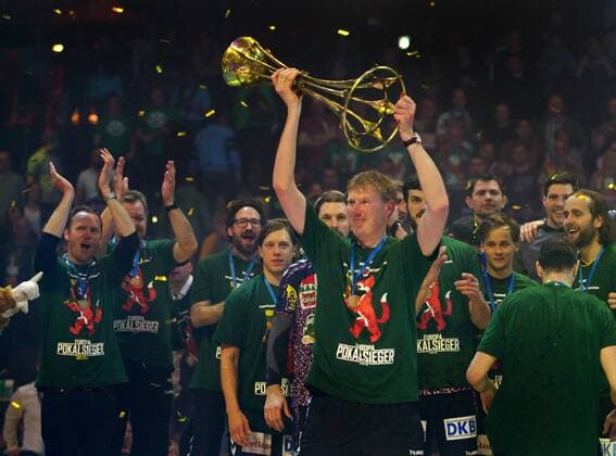 Handball Berlin 17.05.2015 Saison 2014 2015 EHF Cup Finale Füchse Berlin - Hamburger SV Handball 30:27 Füchse Berlin gewinnen den EHF Cup 2015 Siegerehrung Volker Zerbe (Füchse Berlin, Assistenztrainer) mit Pokal