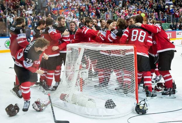 17.05.2015, O2 Arena, Prag, CZE, IIHF, WM, Kanada vs Russland, Finale, im Bild Players of Canada celebrate after winning during the IIHF Icehockey World Championships Final Match between Canada and Russia at the O2 Arena in Prag, Czech Republic on 2015 05 17.  EX_PON  