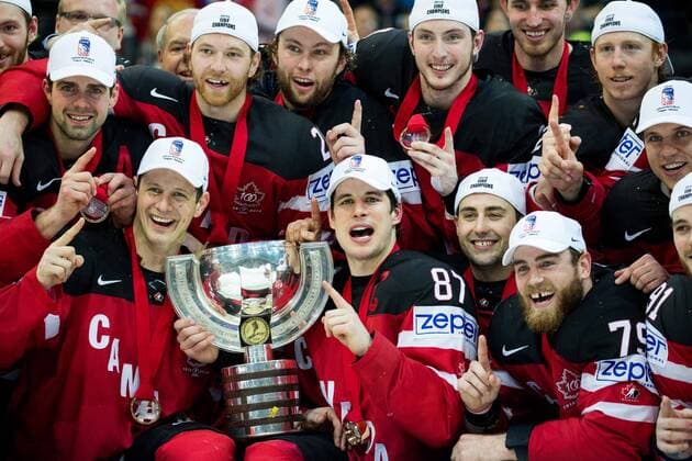 17.05.2015, O2 Arena, Prag, CZE, IIHF, WM, Kanada vs Russland, Finale, im Bild Sidney Crosby of Canada and other players of Canada celebrate with a trophy after winning during the IIHF Icehockey World Championships Final Match between Canada and Russia at the O2 Arena in Prag, Czech Republic on 2015 05 17.  EP_pon  
