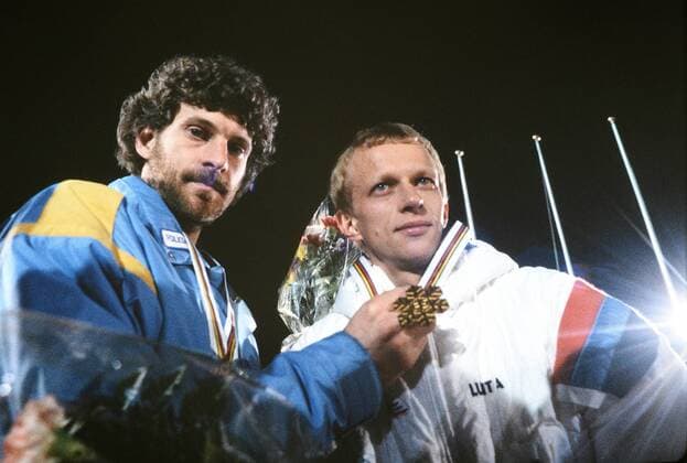 Ski Nordisch Weltmeisterschaft 1985 Langlauf 15 km klassisch 22.01.1985 Der Zweitplatzierte Thomas WASSBERG (Schweden links) und Sieger Kari HAERKOENEN (Finnland rechts) praesentieren ihre Medaillen bei der Siegerehrung. xxNOxMODELxRELEASExx