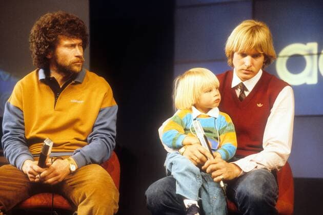 ISPO - Internationale Sportartikelmesse in München: Paul Breitner (li.) mit Bernd Schuster (beide BR Deutschland) und dessen Sohn Benjamin
