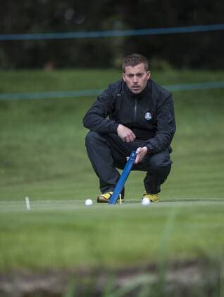 19.05.2015. Wentworth, England. BMW PGA Golf Herren Golf Championship. Practice Day. Ground staff check the speed of the greens during the practice round of the 2015 BMW PGA Championship from The West Course Wentworth Golf Club xStephenxBartholomewx  ActionPlus11622288