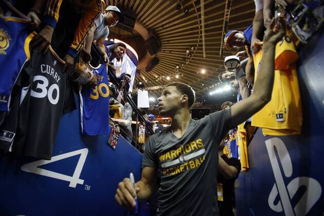 May 19, 2015 - Oakland, CA, USA - The Golden State Warriors Stephen Curry signs autographs before action against the Houston Rockets in Game 1 of the NBA Basketball Herren USA Western Conference finals at Oracle Arena in Oakland, Calif., on Tuesday, May 19, 2015. Houston at Golden State, Game 1 - ZUMAm67_