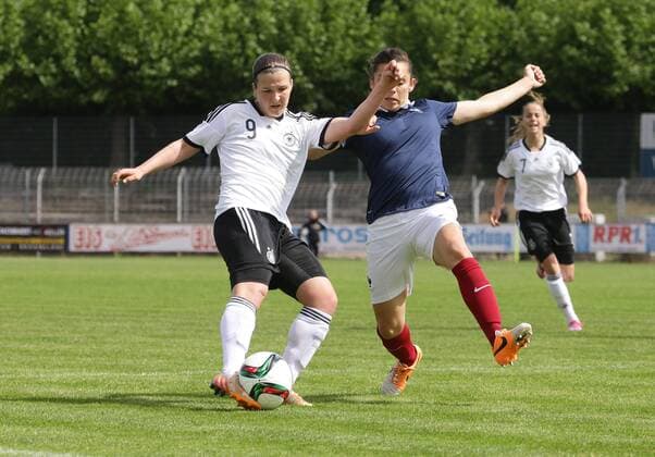Worms , Fußball Länderspiel U 17 Juniorinnen Deutschland vs. Frankreich , von links: Dina Orschmann ( GER ) Agathe Ollivier ( FRA )