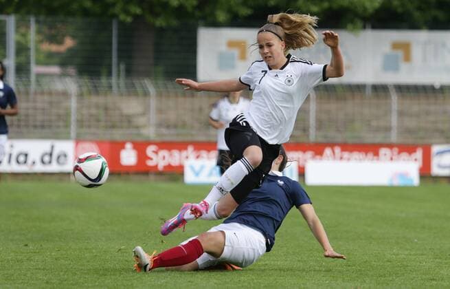 Worms , Fußball Länderspiel U 17 Juniorinnen Deutschland vs. Frankreich , von oben: Giulia Gwinn ( Ger ) Agathe Ollivier ( FRA )