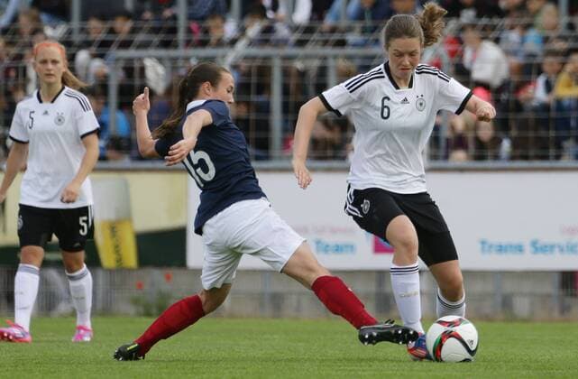 Worms , Fußball Länderspiel U 17 Juniorinnen Deutschland vs. Frankreich , Christy Gavory ( FRA ) Jana Feldkamp (GER )