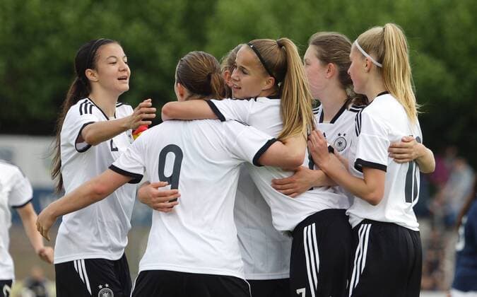 Worms , Fußball Länderspiel U 17 Juniorinnen Deutschland vs. Frankreich , Jubel Deutschland , von links:Vildan kardesler Dina Orschmann Giulia Gwinn Janine Minge
