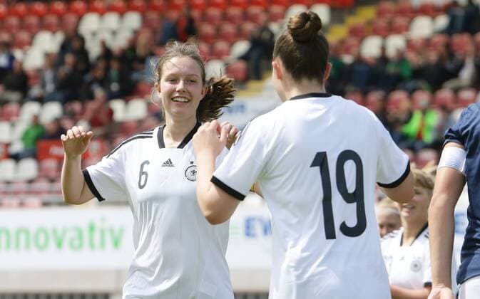 Worms , Fußball Länderspiel U 17 Juniorinnen Deutschland vs. Frankreich , Jubel Deutschland , von links: Jana Feldkamp Aline Reinkober ( GER )