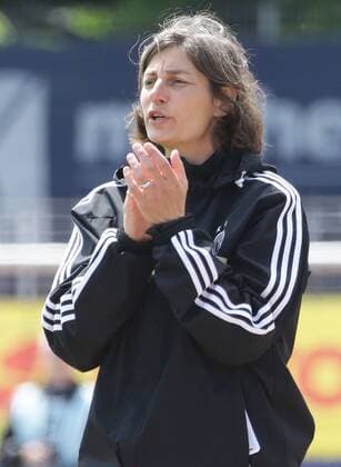 Worms , Fußball Länderspiel U 17 Juniorinnen Deutschland vs. Frankreich , Trainer Anouschka Bernhard ( GER )