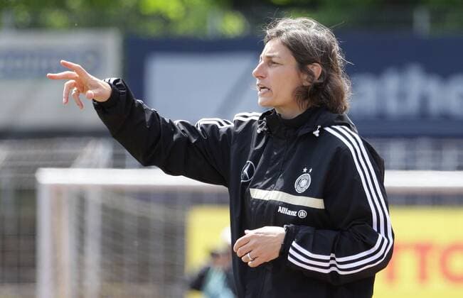 Worms , Fußball Länderspiel U 17 Juniorinnen Deutschland vs. Frankreich , Trainer Anouschka Bernhard ( GER )