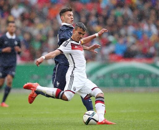 20.05.2015 Stuttgart Fußball Länderspiel U 16 Deutschland vs. Frankreich: v.l. Axsel Aktas (FRA), Atakan Akkaynak (GER)