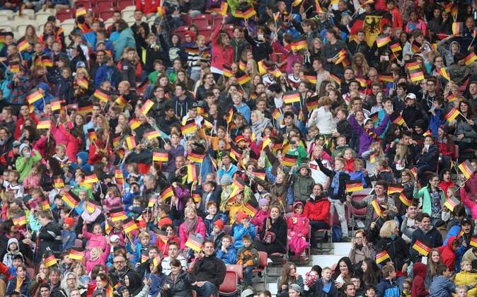 20.05.2015 Stuttgart Fußball Länderspiel U 16 Deutschland vs. Frankreich: Zuschauer, Kinder, Fan, Fans (Deutschland)